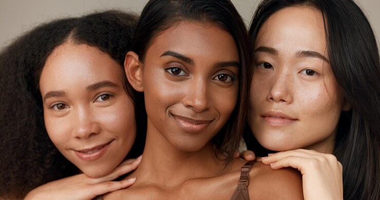 Foto mulheres enfrentam e beleza natural diversidade e bem-estar dermatologia e amigos isolados no fundo do estúdio cuidados cosméticos exclusivos da pele e inclusão com cuidados com a pele sorriso e tratamento antienvelhecimento