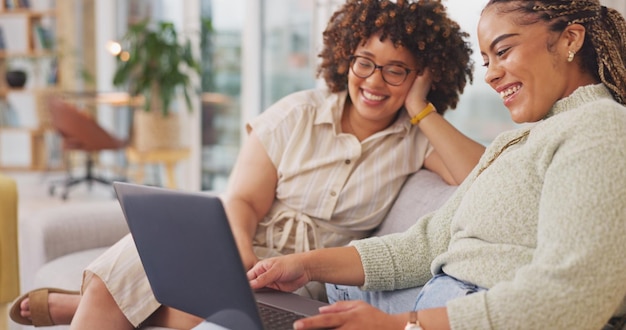 Mulheres engraçadas e amigas com discussão de laptop e felicidade no local de trabalho rindo e sucesso Funcionárias colegas de trabalho e consultores com tecnologia de dispositivo e humor no escritório e sorriso