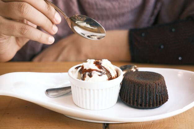 Foto mulheres entregando-se com colher tomando sorvete na mesa do café