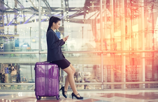 Mulheres esperando para check-in