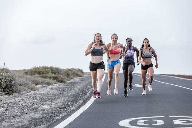 Mulheres esportistas correndo na estrada