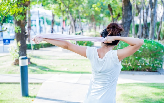 mulheres esportivas exercitam-se no jardim para uma saúde saudável