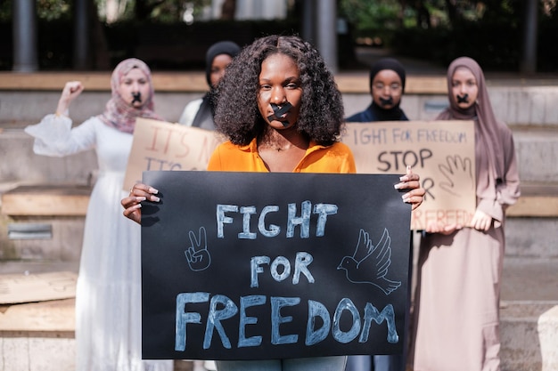 Mulheres etnicamente diversas protestando contra a guerra Conceito de demonstração de paz
