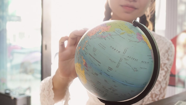 Foto mulheres exploram o globo para planejar sua viagem