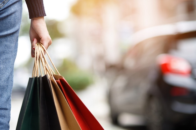 Mulheres fazendo compras no shopping