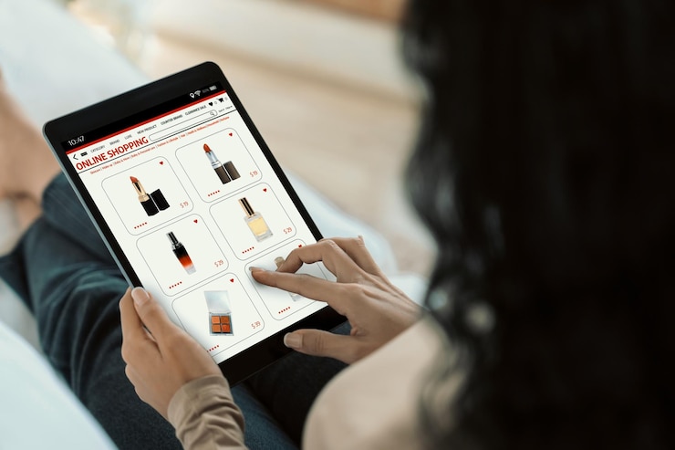 Foto mulheres fazendo compras on-line no mercado da internet navegando por itens à venda para estilo de vida moderno e usando cartão de crédito para pagamento on-line de carteira protegida por software de segurança cibernética crucial.