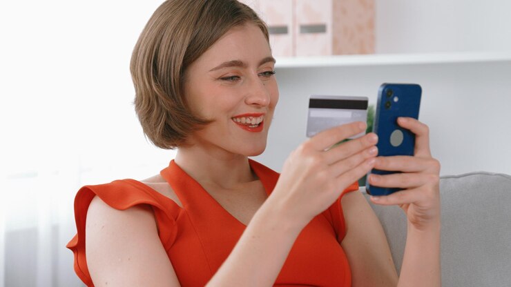 Foto mulheres fazendo compras ou pagando contas on-line em compras prim na internet