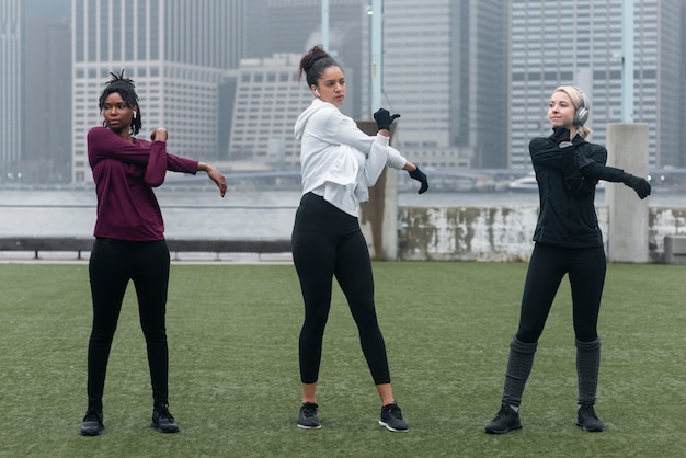 Foto mulheres fazendo jogging juntos