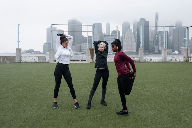 Mulheres fazendo jogging juntos