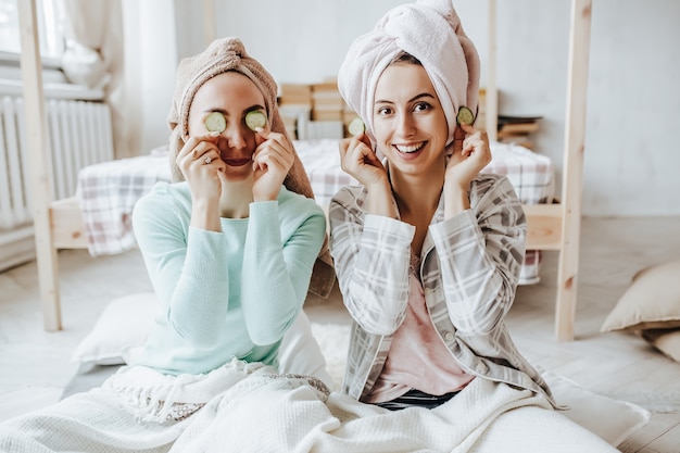 Mulheres fazendo máscaras de beleza caseiras com pepinos