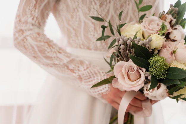 Foto mulheres fazendo os preparativos para o casamento