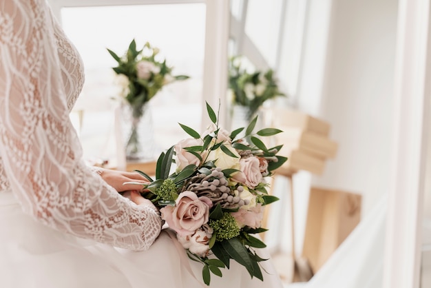 Foto mulheres fazendo os preparativos para o casamento