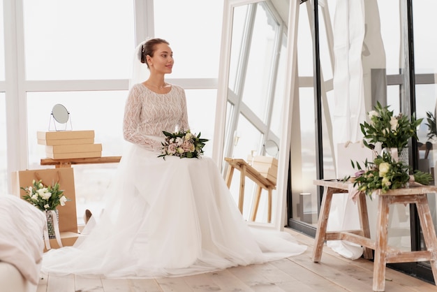 Foto mulheres fazendo os preparativos para o casamento