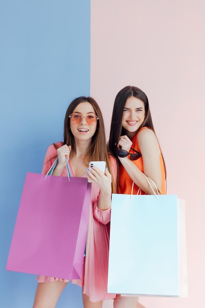 Mulheres felizes com sacolas de compras