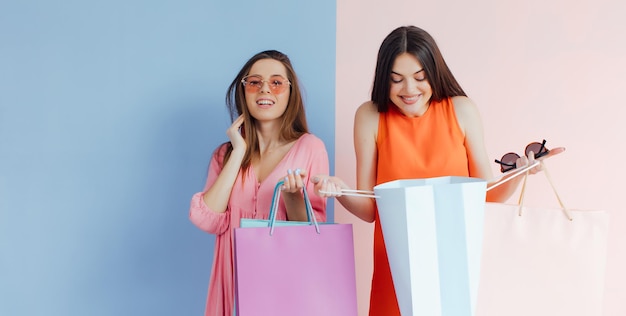 Mulheres felizes com sacolas de compras