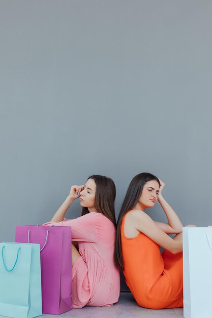 Mulheres felizes com sacolas de compras