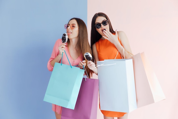 Mulheres felizes com sacolas de compras