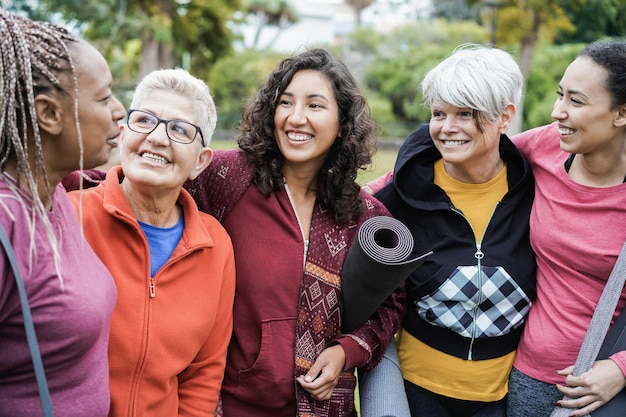 Mulheres felizes de várias gerações se divertindo juntas após treino esportivo ao ar livre