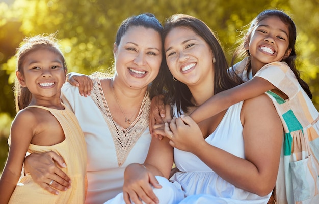 Foto mulheres felizes e o parque natural de uma família junto com um sorriso e abraço se unindo ao ar livre retrato de uma mãe avô e irmãs com felicidade amor e carinho sentindo-se positivo em um jardim