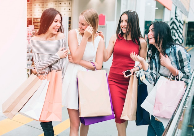 Mulheres felizes e satisfeitas, caminhando juntas