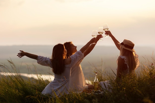 Foto mulheres felizes no parque à luz do sol da noite