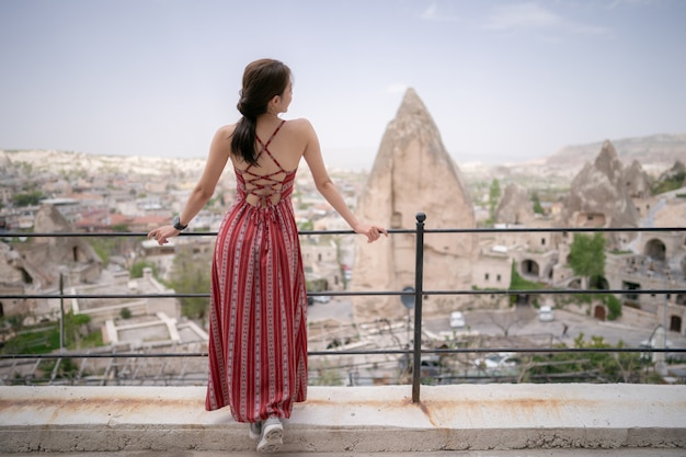 Mulheres, ficar, parte traseira, com, cappadocia, paisagem, goreme, vista, rocha, montanha, turquia