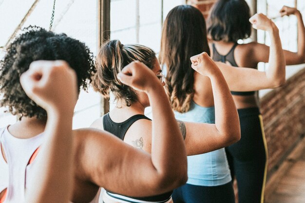 Foto mulheres fortes e esportivas em um estúdio