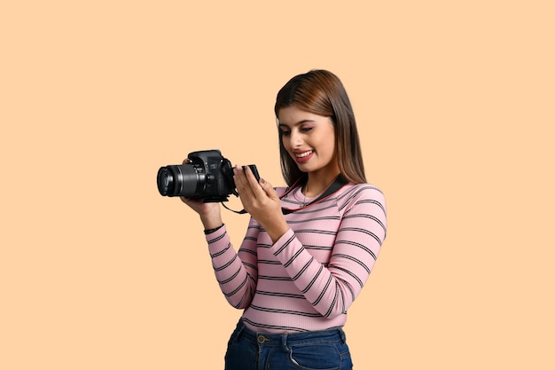 mulheres fotógrafa sorrindo ao ver foto modelo paquistanês indiano