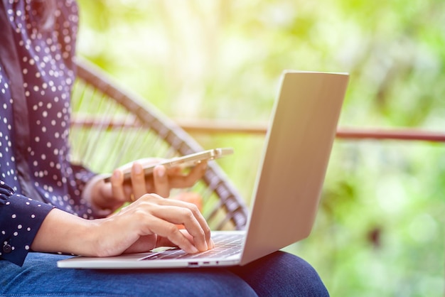 Foto mulheres freelance digitando no laptop e trabalham fora do escritório trabalho à distância através do conceito de internet