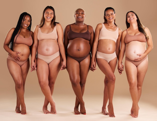 Foto mulheres grávidas ou retrato de mãos dadas em apoio ao empoderamento do corpo ou comunidade de fundo de estúdio sorriso feliz gravidez ou amigos roupas íntimas para orgulho de diversidade de crescimento da barriga ou dia das mães