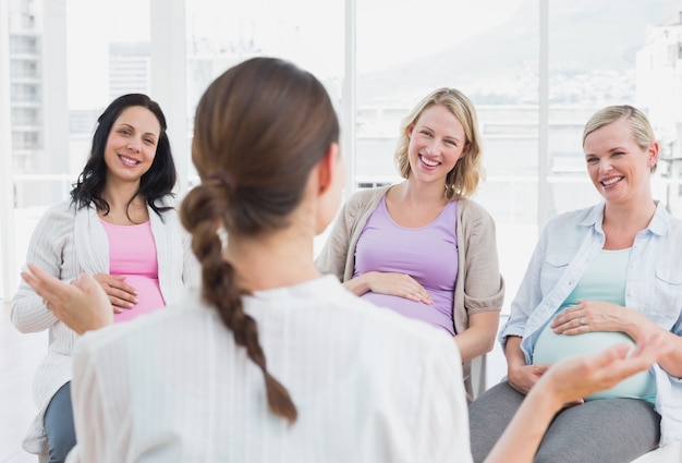 Mulheres grávidas ouvindo o médico na classe pré-natal