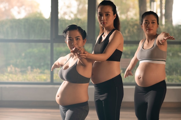 Foto mulheres grávidas praticando ioga juntos