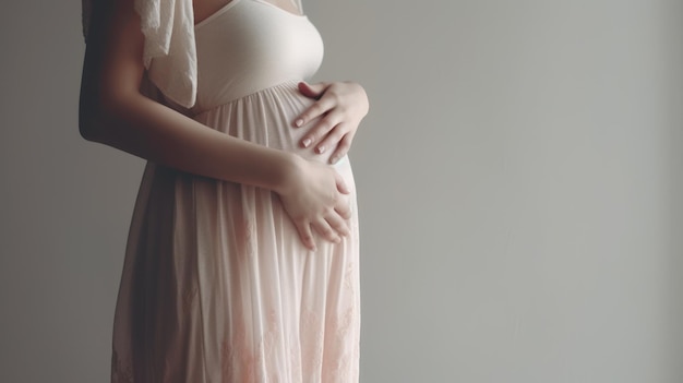 Mulheres grávidas segurando sua barriga em fundo branco