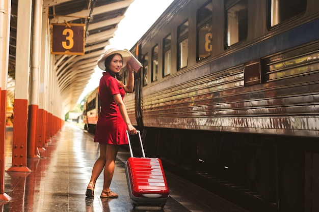 Mulheres grávidas, viajando de trem