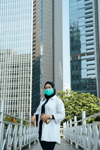 Mulheres hijab usando máscaras em áreas urbanas