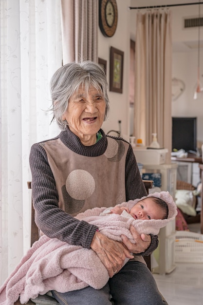 Mulheres idosas e bebês