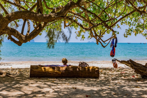 Mulheres idosas estão descansando na praia