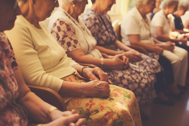 Mulheres idosas estão sentadas a olhar para as suas mãos.