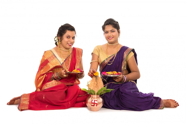 Mulheres indianas bonitas em trajes tradicionais de um saree