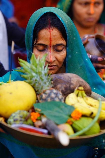 Mulheres indianas celebrando chhath pooja após diwali