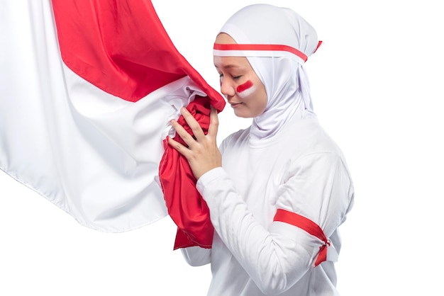 Mulheres indonésias celebram o dia da independência indonésia em 17 de agosto beijando a bandeira indonésia