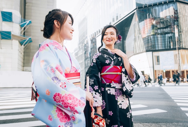 Mulheres japonesas com quimono andando em tóquio