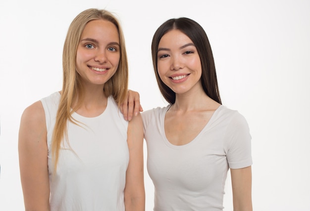 Foto mulheres jovens agradáveis e positivas estão juntas