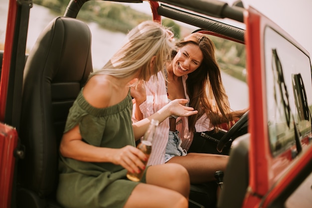 Mulheres jovens atraentes em um carro conversível