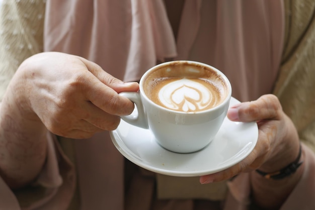 Mulheres jovens bebendo café tarde