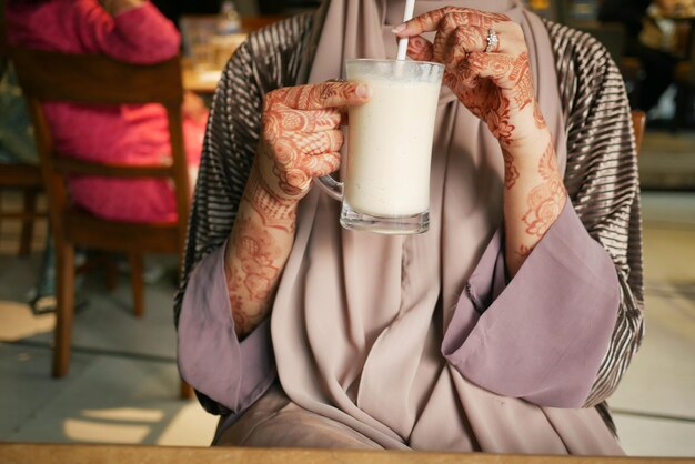 Mulheres jovens bebendo milk-shake de banana no café