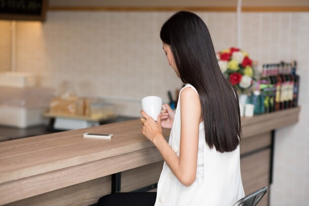 Mulheres jovens, café bebendo, em, um, café