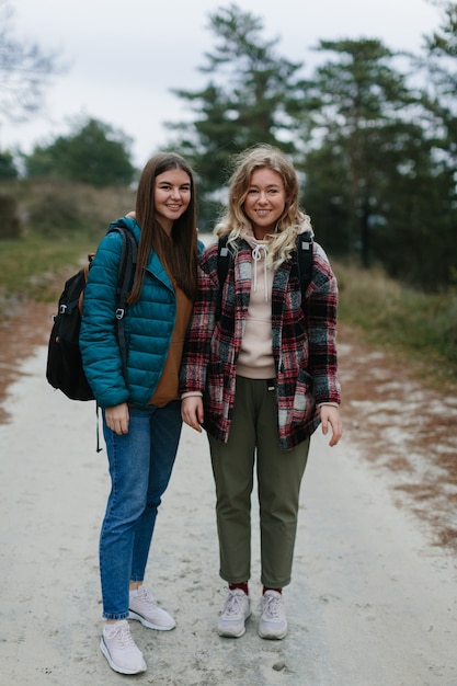 Mulheres jovens caminhando na estrada