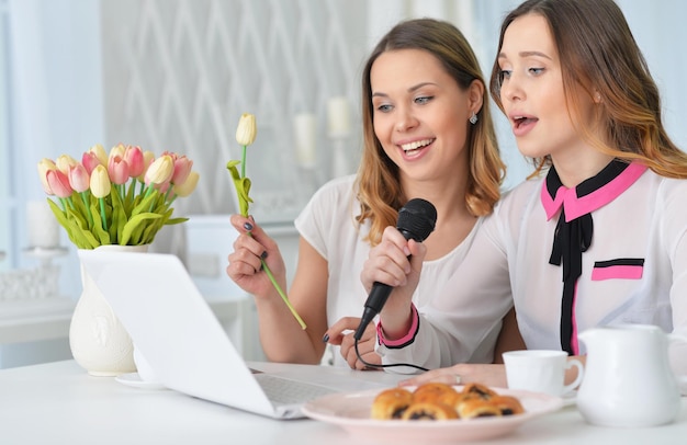 Mulheres jovens cantando karaokê