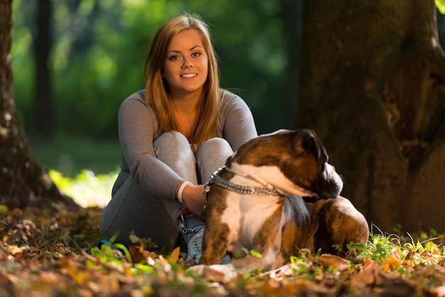 Mulheres jovens com cachorro